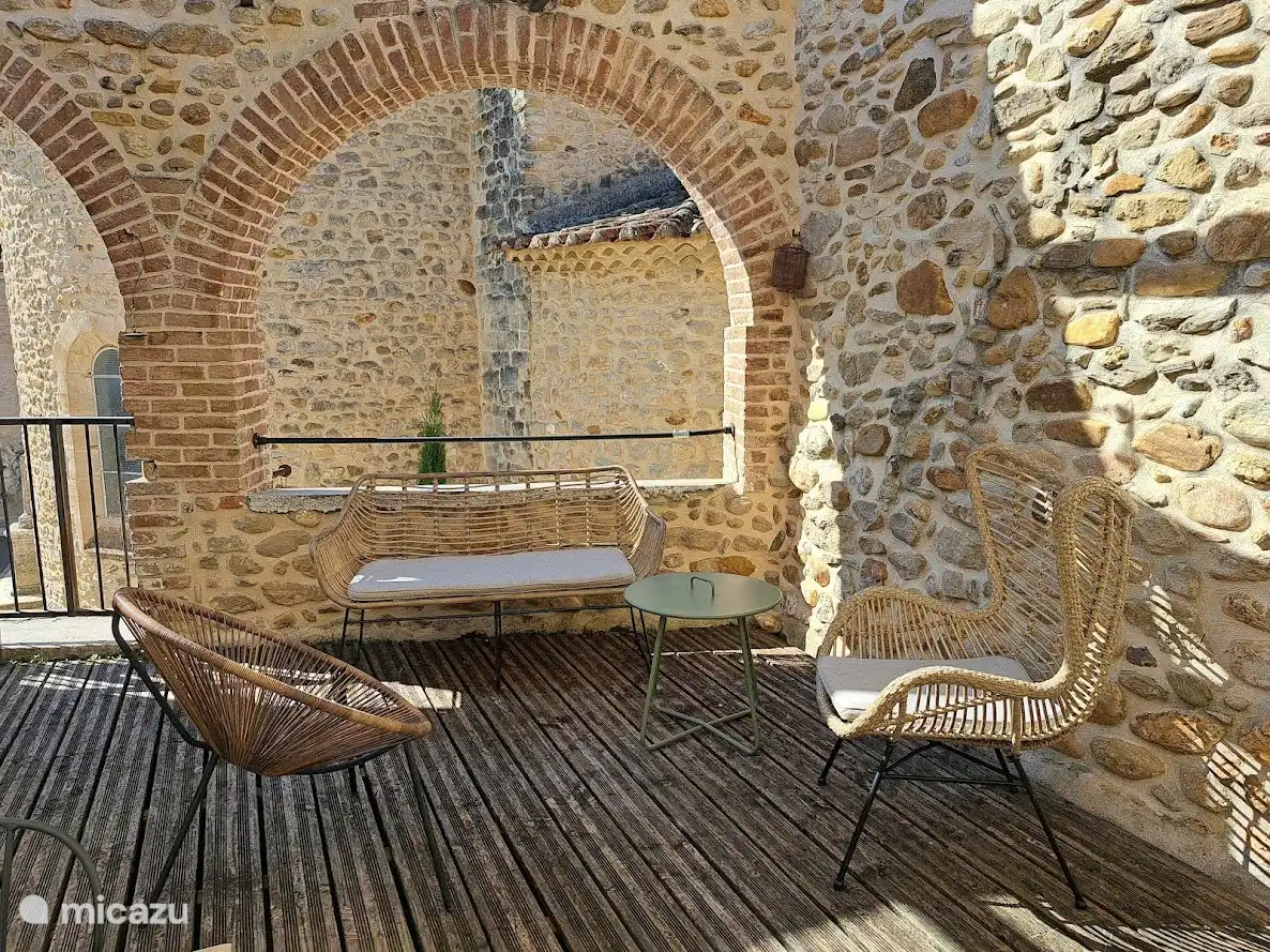 Terrassen-Gîte Romarin mit Blick auf den Dorfplatz.