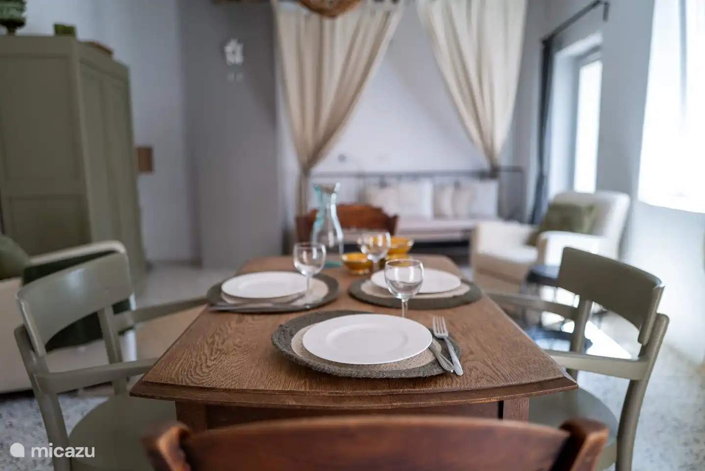 Tischgarnitur geeignet für 3 Personen