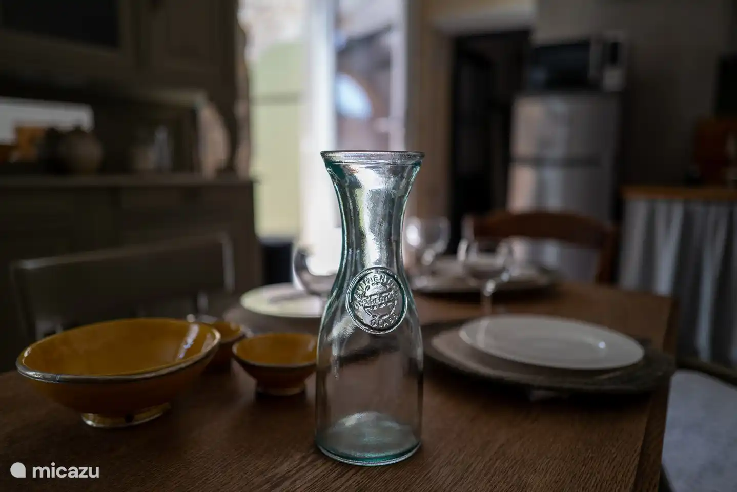 Ausreichend Geschirr und Pfannen vorhanden.