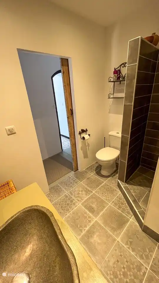 Mit Toilette und ebenerdiger Dusche