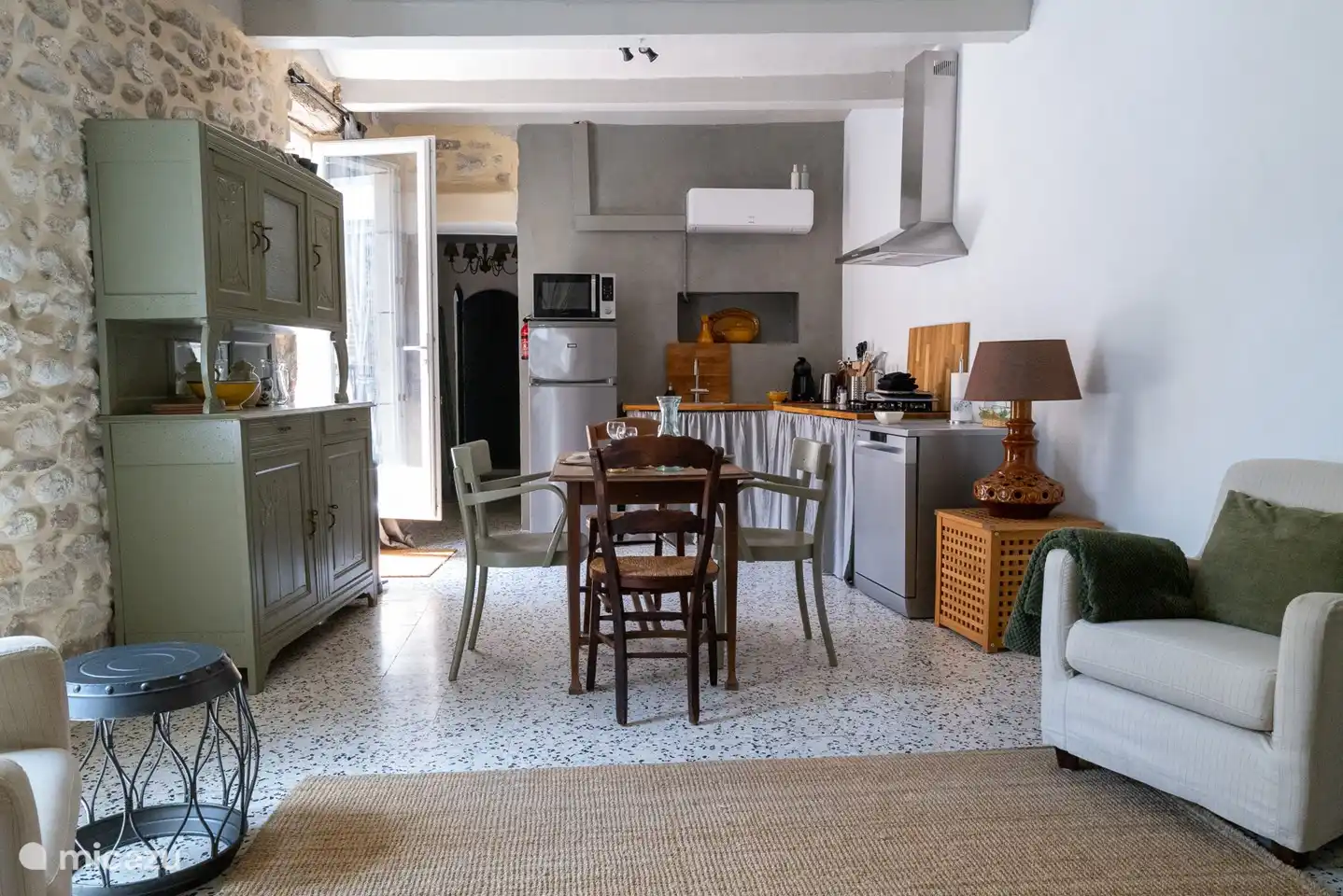 Wohn-/Küche mit Terrassentür zur Terrasse