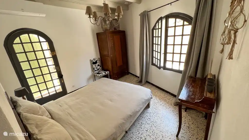 Schlafzimmer mit zu öffnenden Fenstern (Klimaanlage vorhanden)