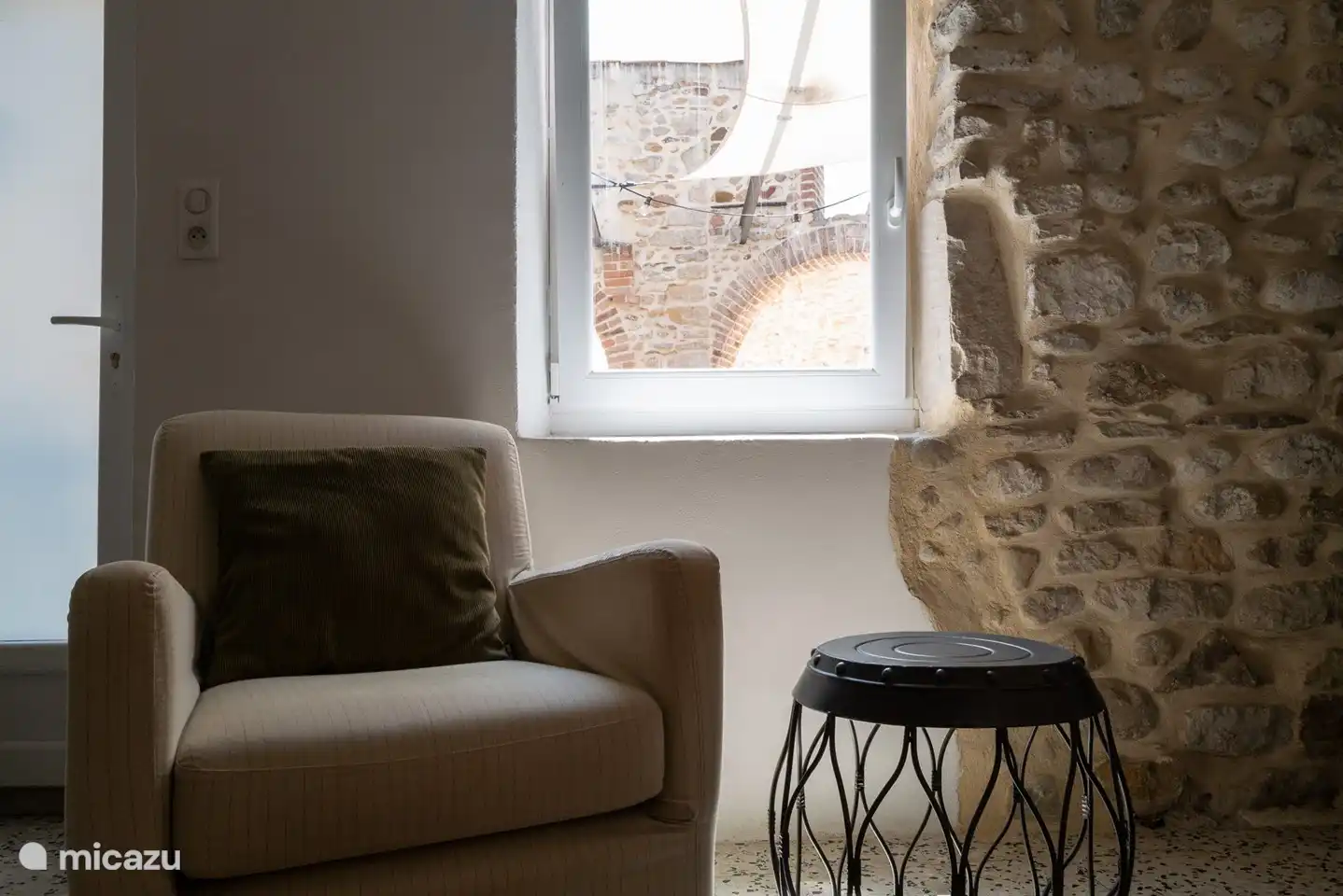 Fenster mit Rollläden gegen Sonnenlicht (Klimaanlage ist vorhanden)