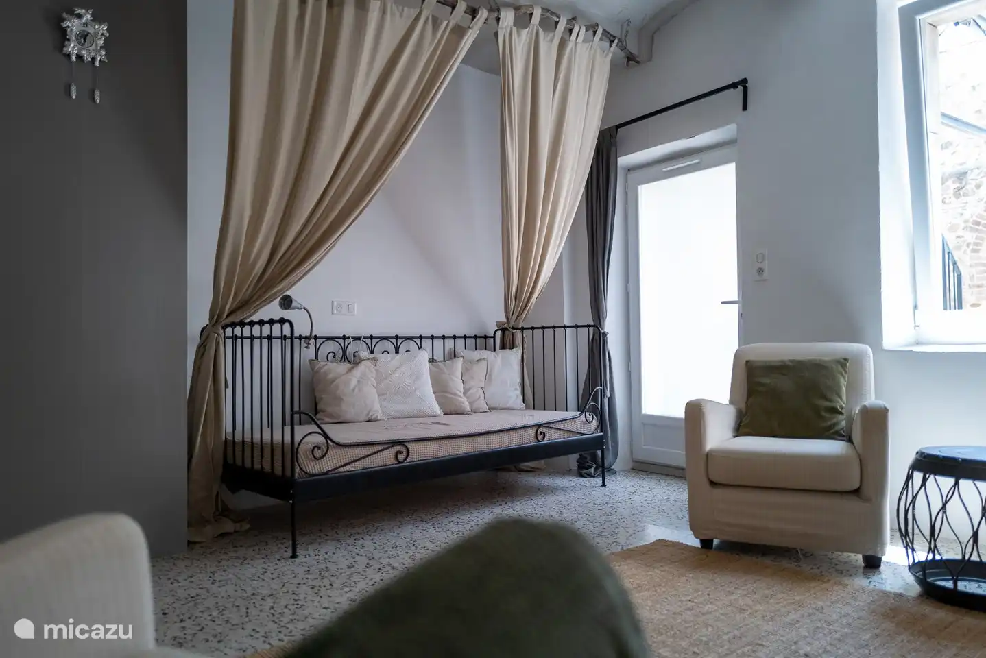 Schlafsofa mit Vorhängen für Privatsphäre