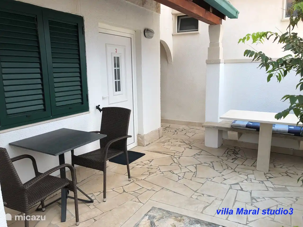 Das Studio S3 befindet sich im unteren Teil des Hauses neben einem weiteren gleich großen Studio S4. Eine sehr coole Wohnung mit viel Privatsphäre und Blick über das Wasser.