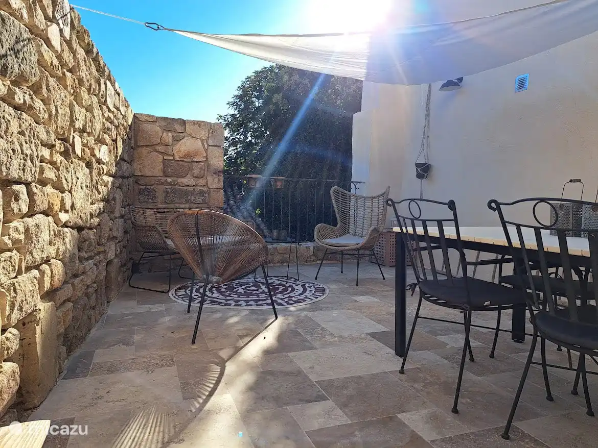Terrassen-Gîte Anis mit Esstisch, Sitzgarnitur und Sonnentuch. Es steht auch ein Grill zur Verfügung.