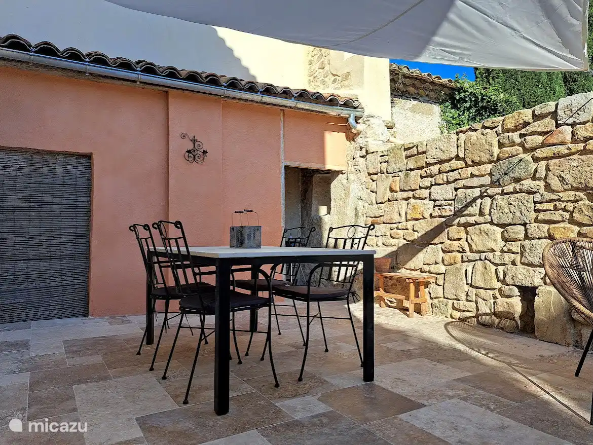 Schöne private Terrasse mit Sonnentuch