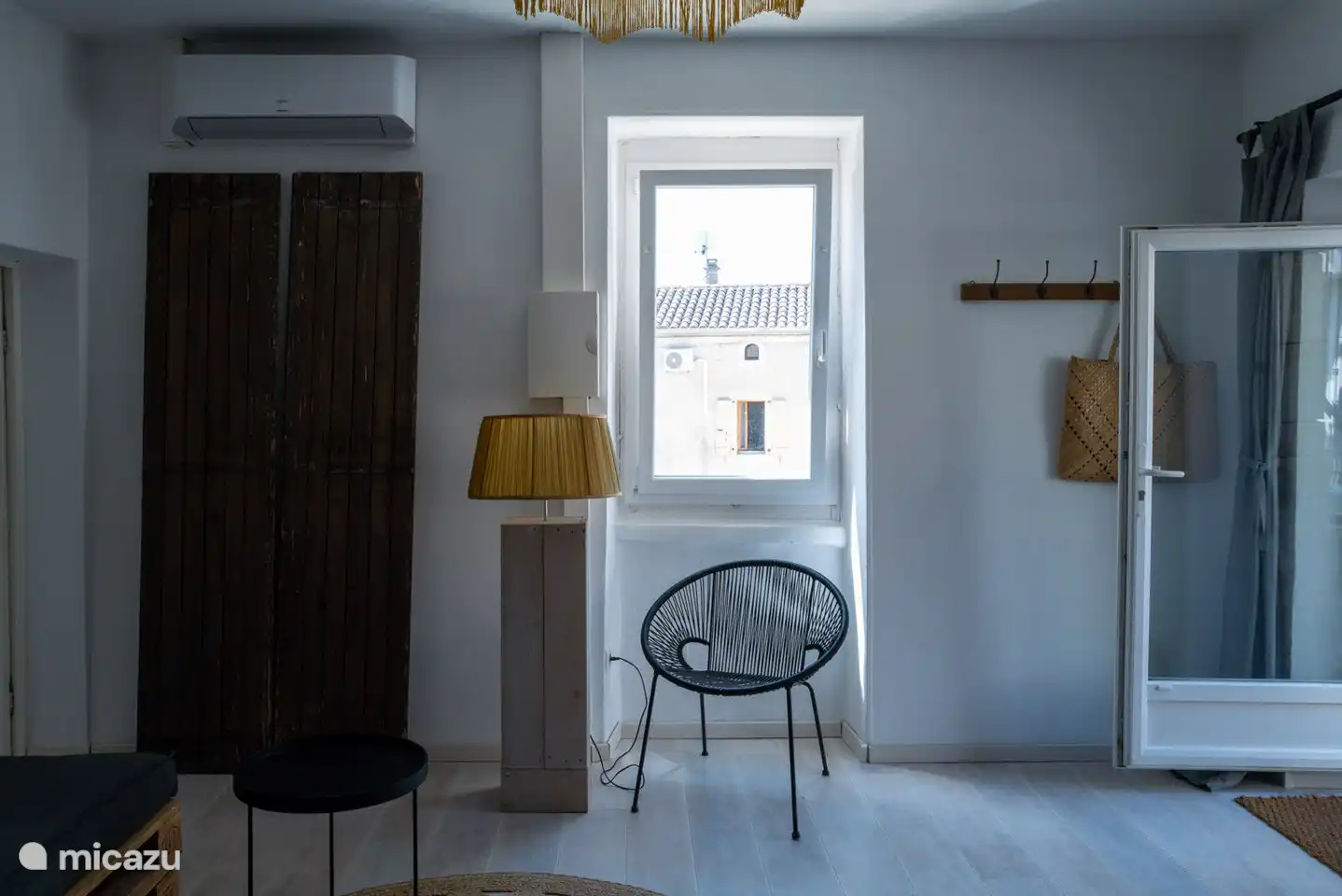 Klimaanlage ist vorhanden, Rollläden an den Fenstern gegen Hitze/Sonneneinstrahlung