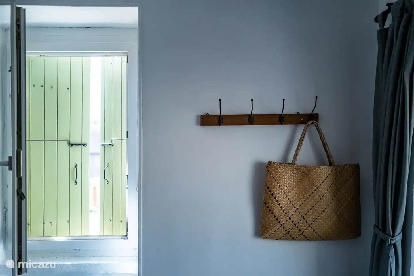 Fensterläden gegen die Hitze und das (Sonnen-)Licht.