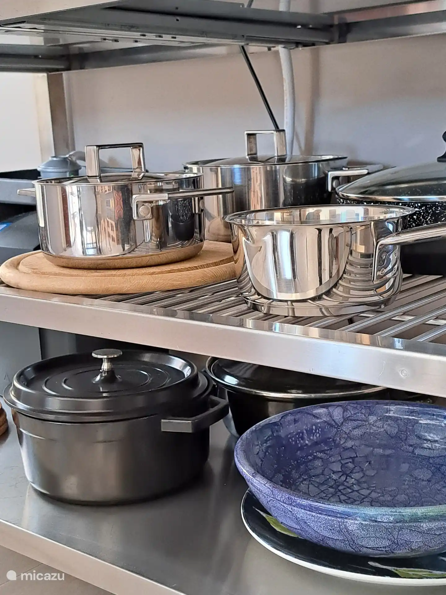 Genug Pfannen zum selber kochen. 