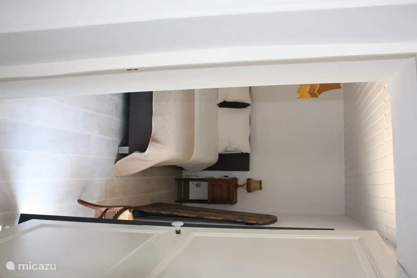 Hauptschlafzimmer vom Wohnzimmer aus gesehen.