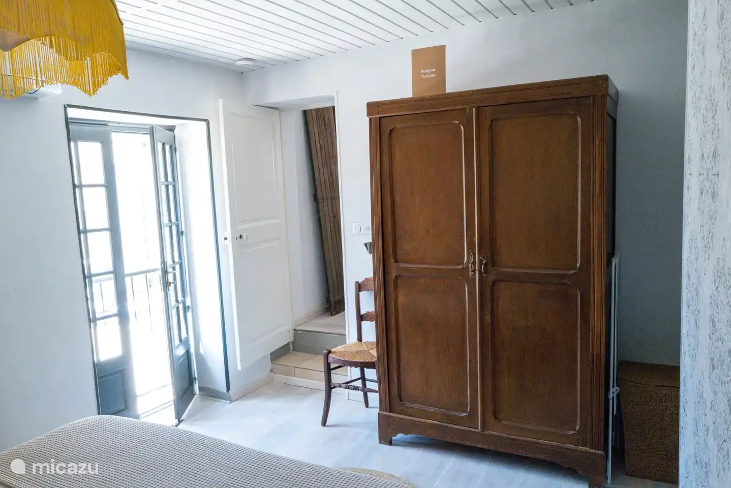 Kleiderschrank im Hauptschlafzimmer und Tür zum Wohnzimmer