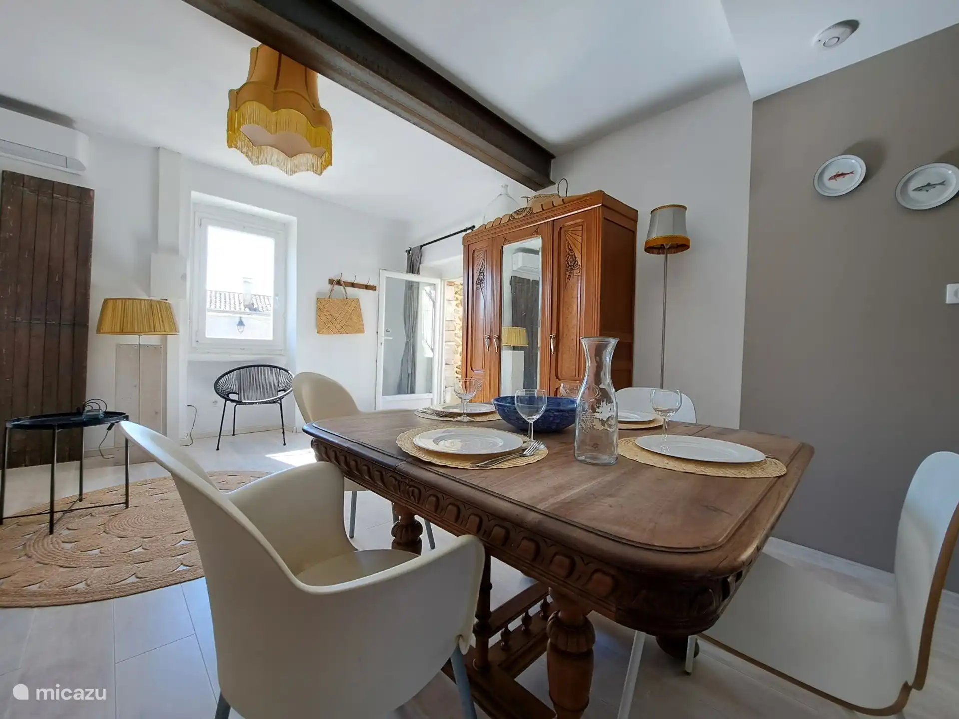 Wohnzimmer mit offener Küche.