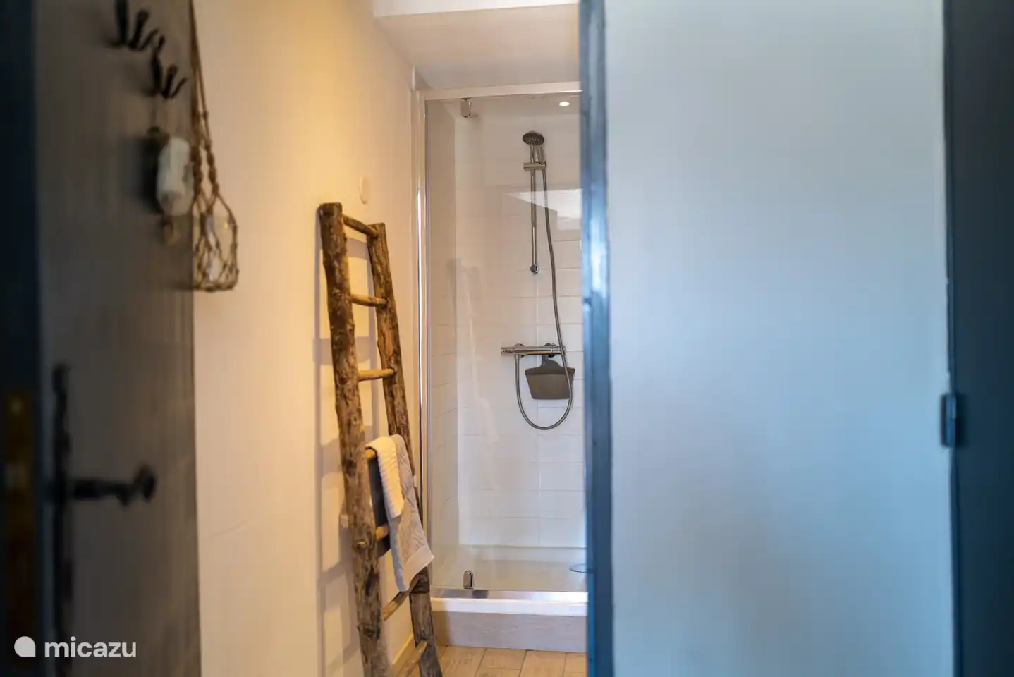 Blick vom Schlafzimmer auf das Badezimmer