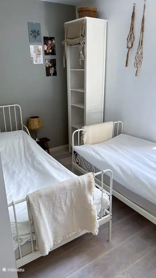 2. Schlafzimmer (Kinder) mit zwei Einzelbetten.