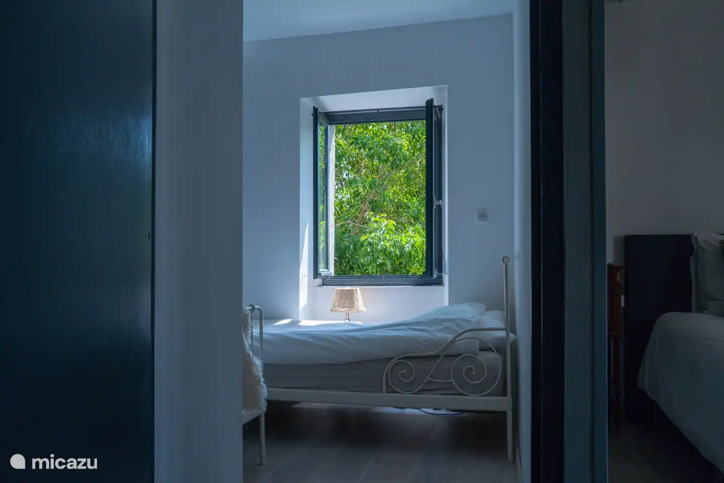 Fenster mit Fensterläden gegen (Sonnen-) Licht.