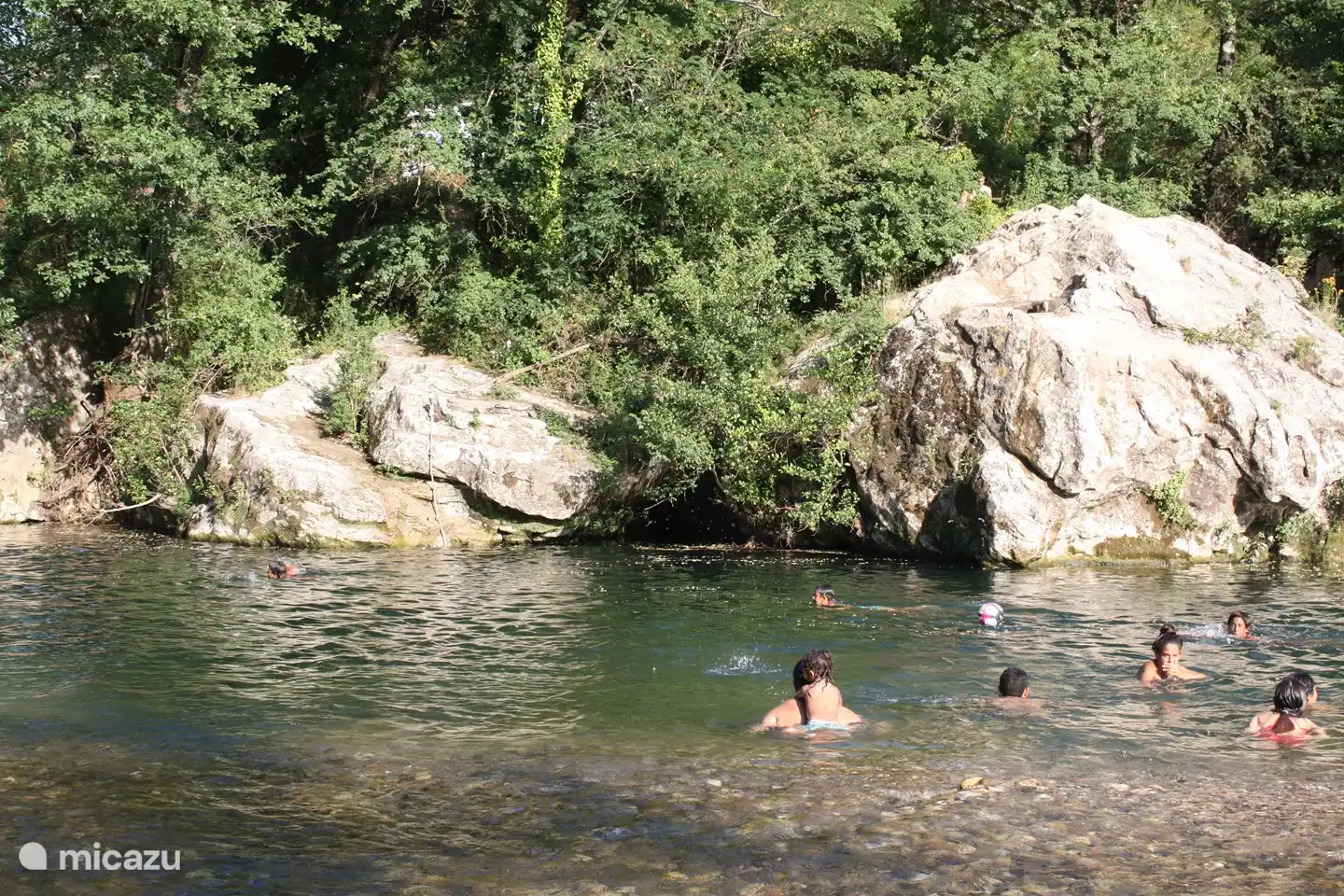 Schwimmender Fluss Cèze zu Fuß erreichbar.