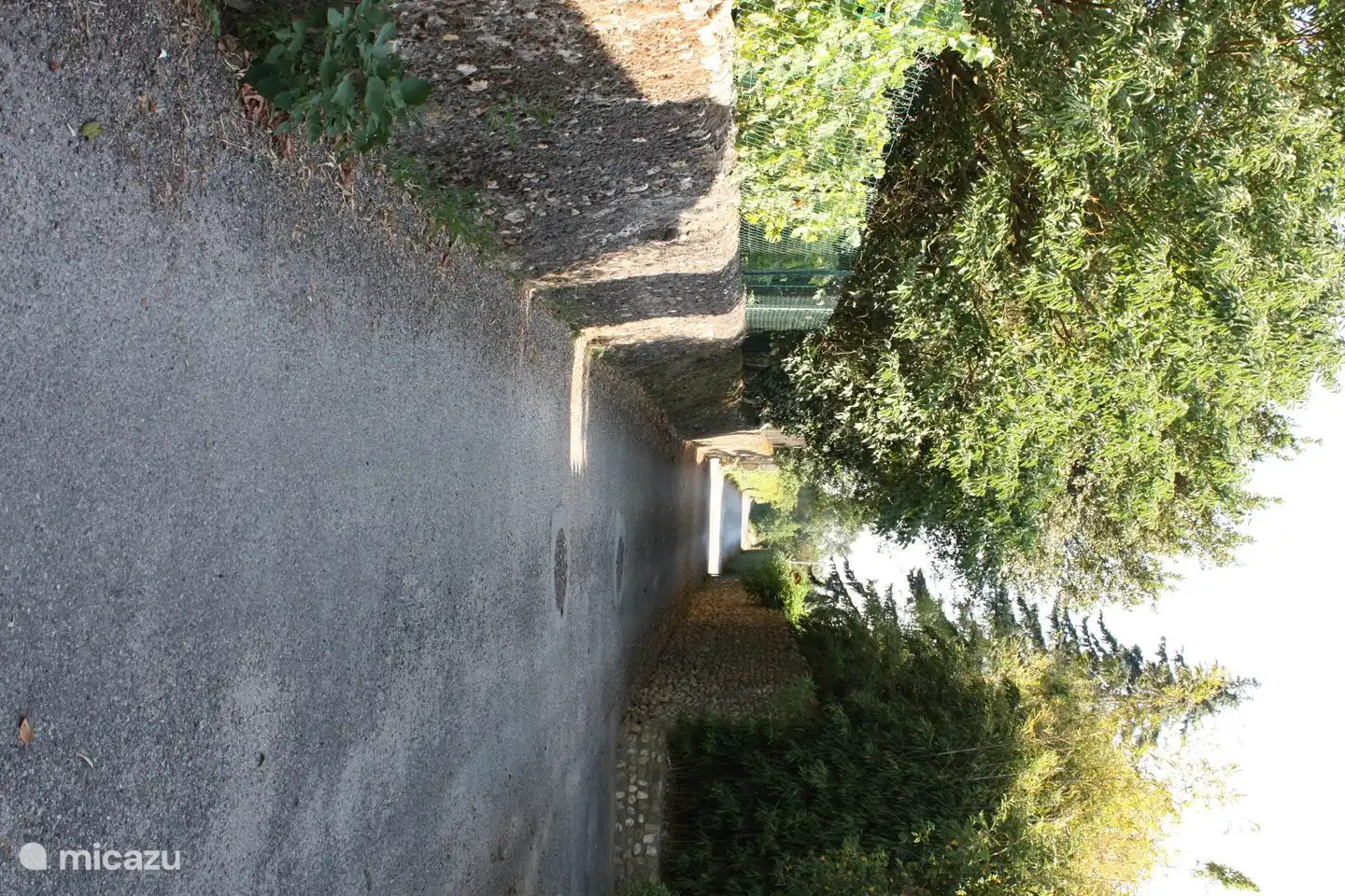 Straße in Richtung Badestrom Cèze.