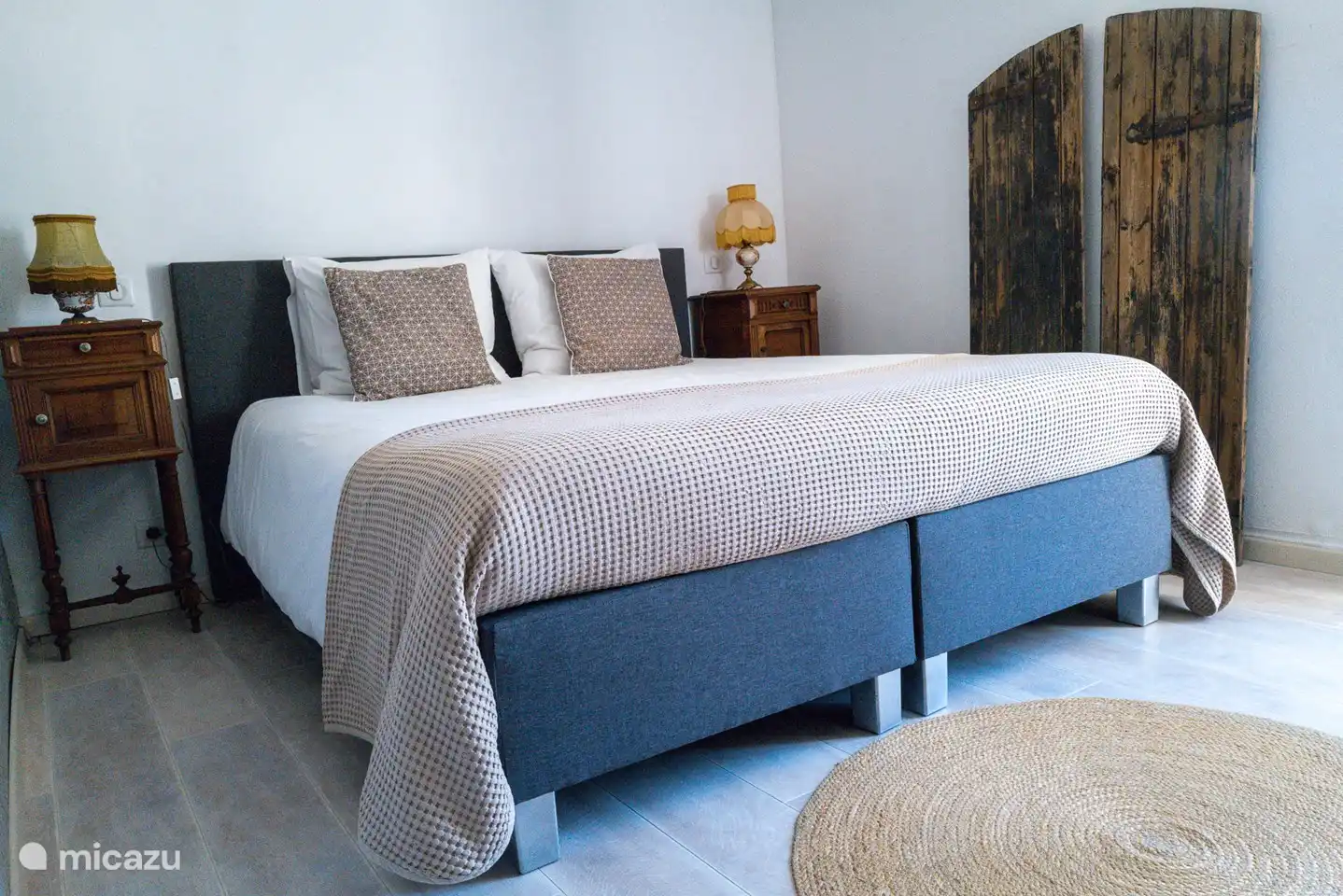 Hauptschlafzimmer mit Boxspring 160x200 cm.