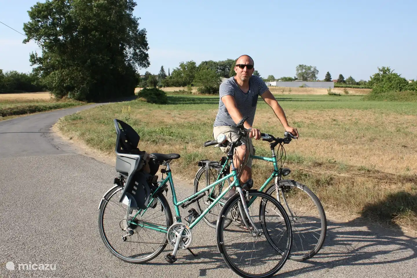 Damen- und Herrensportrad mit Kindersitz.