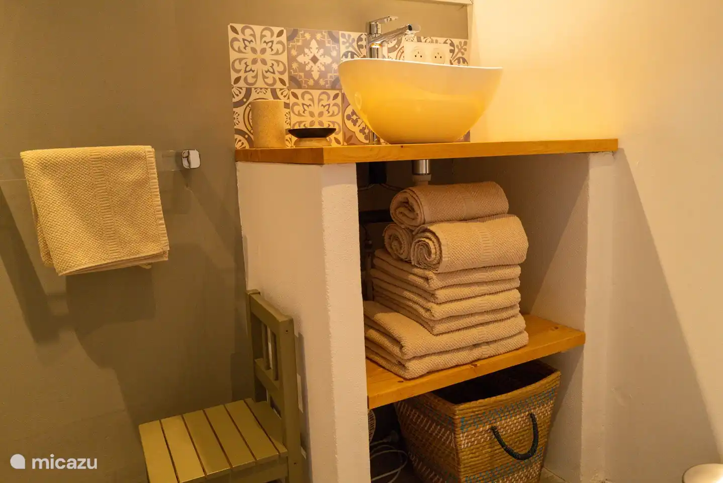 Badmöbel mit Waschbecken, inkl. Badwäsche.