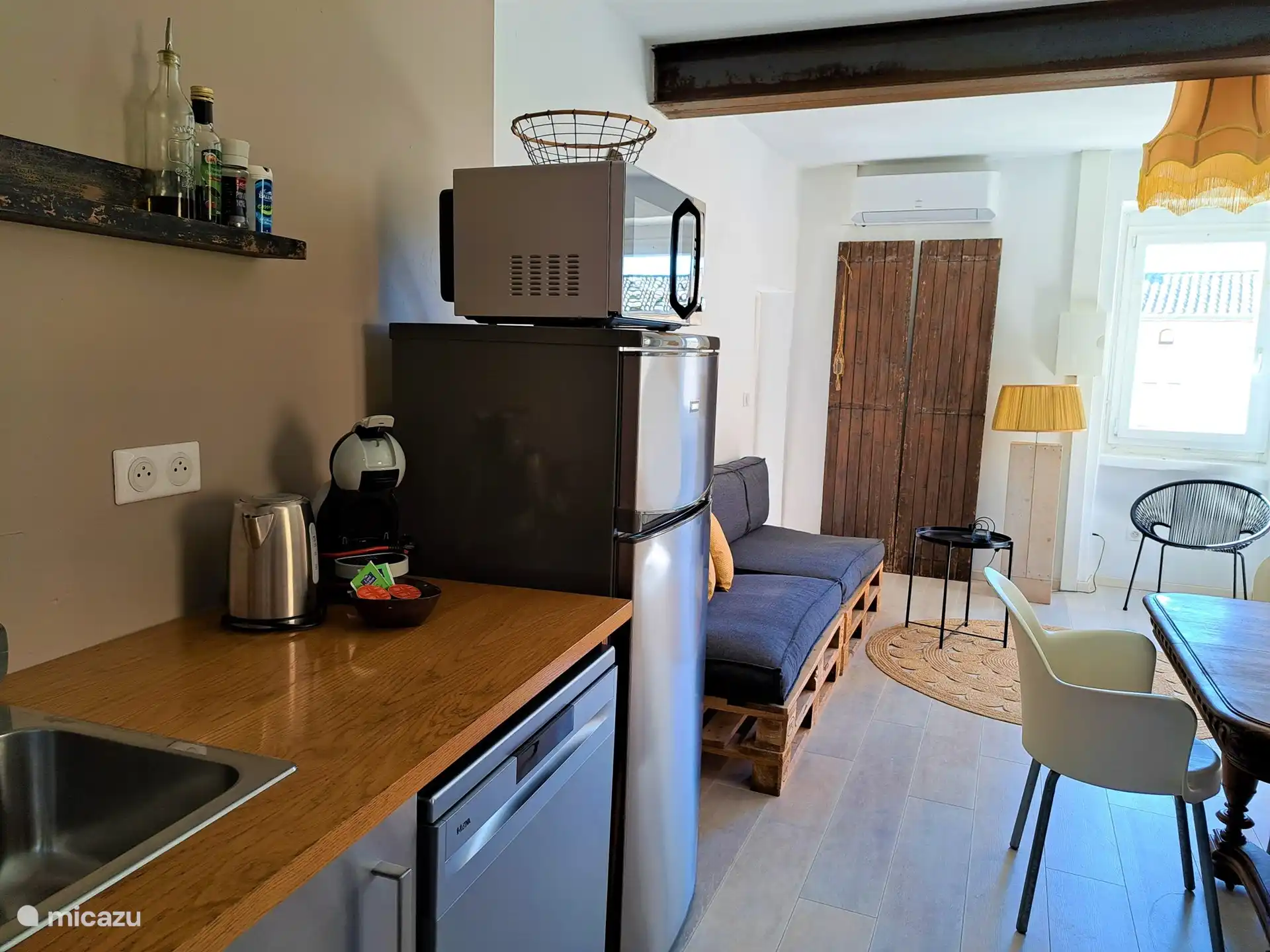 Küche mit Geschirrspüler, Herd, Dunstabzugshaube, Kühl-Gefrierkombination