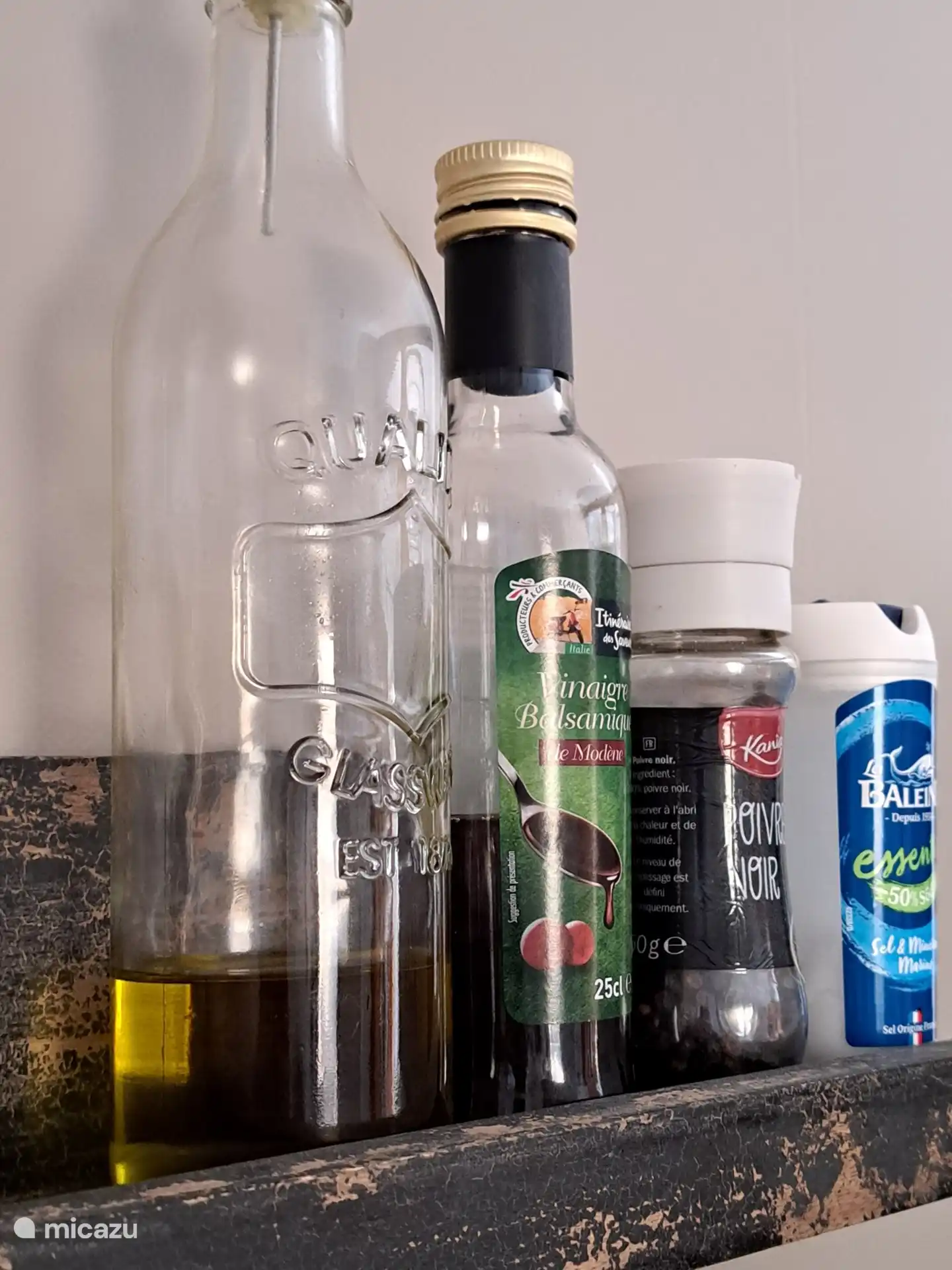 Bei der Ankunft gibt es Pfeffer, Salz, Essig, Olivenöl, Spülmaschinenwürfel, Tee und Kaffee. Auch Toilettenpapier für die ersten Tage.