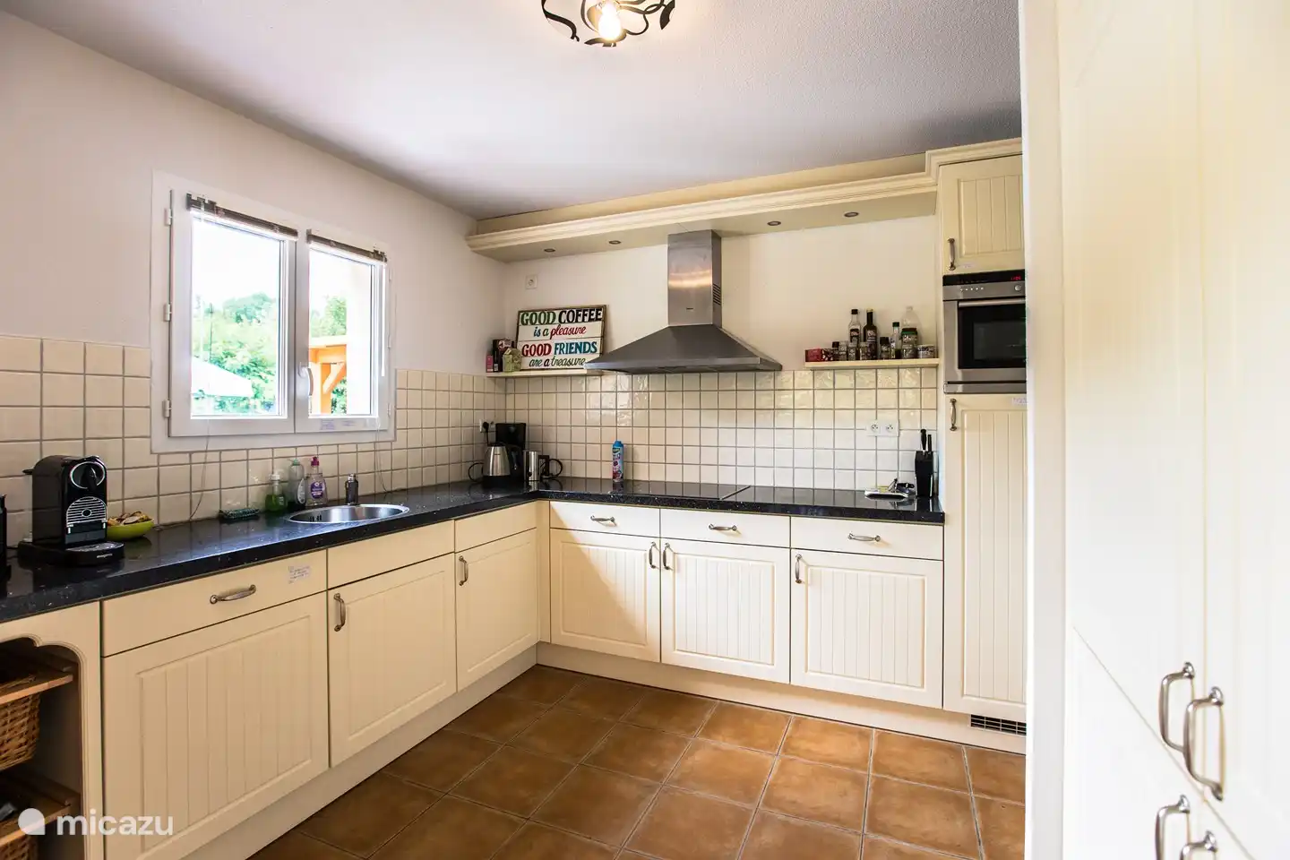Moderne keuken met mooie inductiekookplaat, vaatwasser en combimagnetron. We hebben ook voldoende koelkastruimte. Ruim voldoende voor 10 personen.