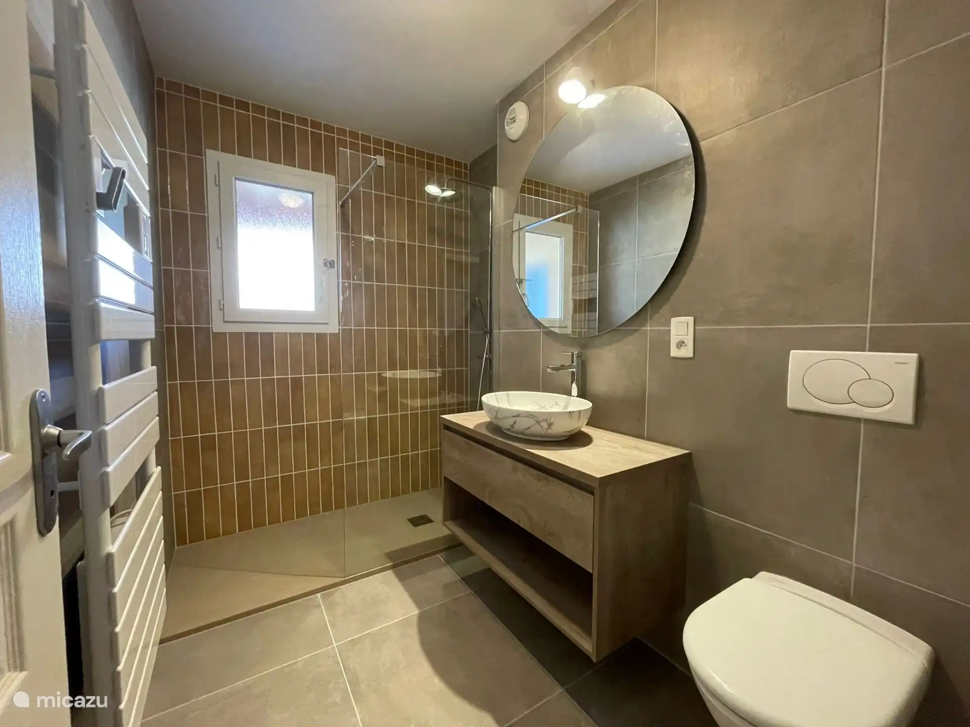 We hebben in 2024 2 compleet nieuwe badkamers (en toilet benedenverdieping) gemaakt. Mooier maar ook meer praktisch. Allebei met inloop regendouche ! Dit is de badkamer beneden.