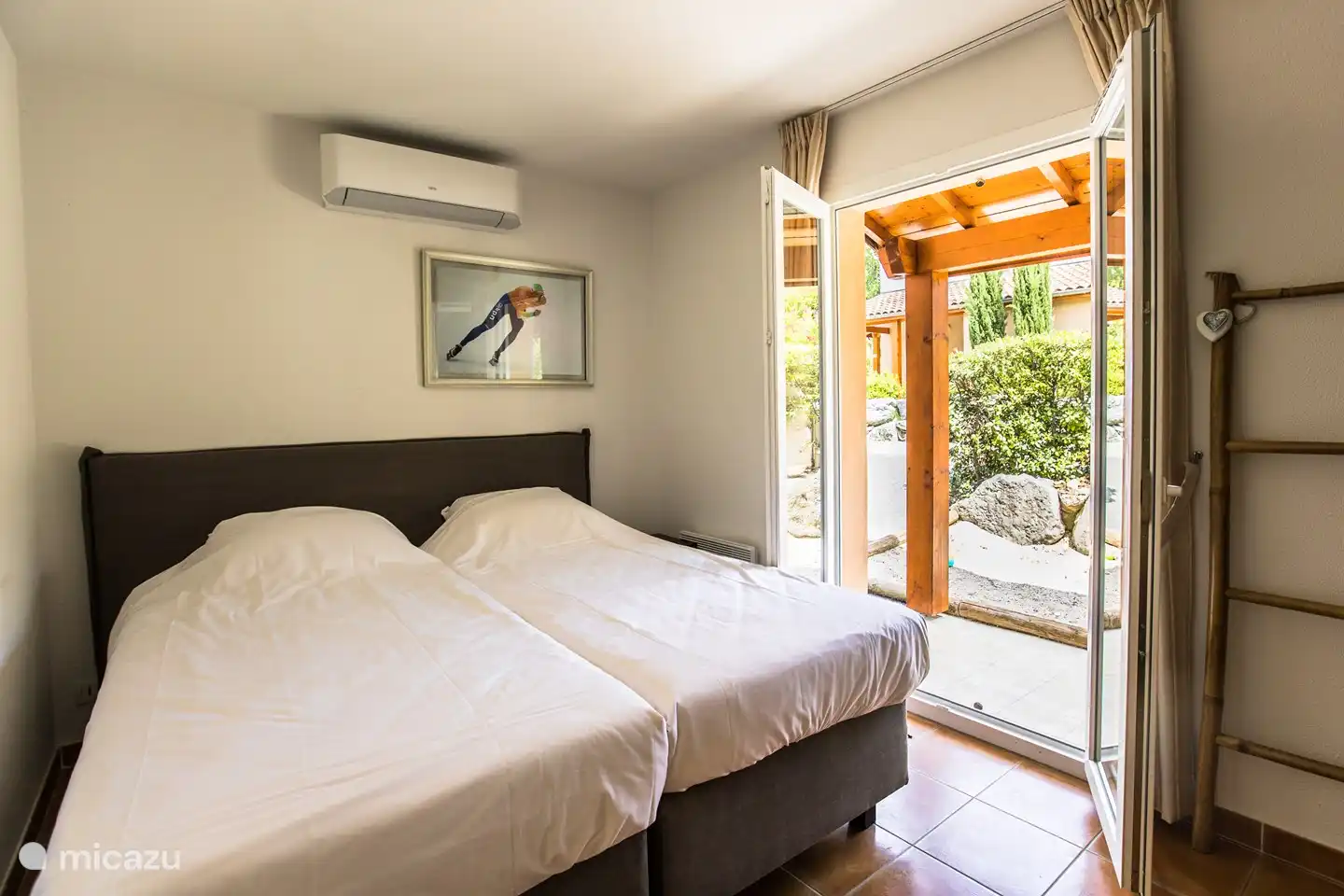 Beneden zijn er twee slaapkamers - beide voor 2 personen. 1 met een 2 persoonsbed en 1 met 2 eenpersoonsbedden. De bedden zijn zomer 2021 helemaal vernieuwd! Deze bedden zijn allemaal 210m nu. (Stapelbedden 190cm). De kamer op de foto ligt aan de voorkant van het huis 