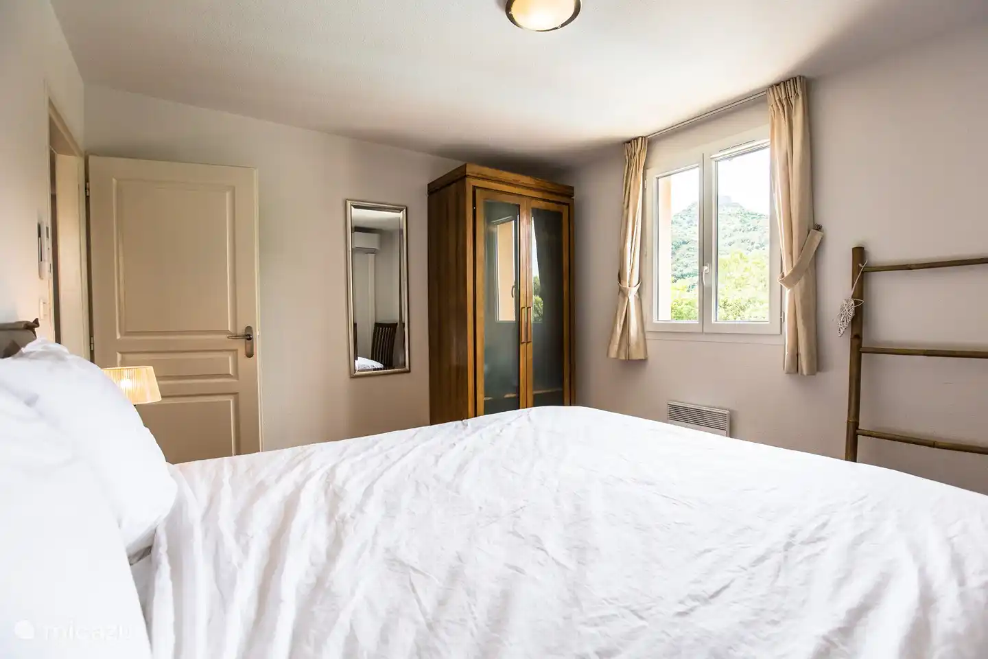 De verdieping kent 3 slaapkamers waarvan 1 met een stapelbed. Een nog een 'open' kamer die uitzicht op de tuin biedt en een super fijne plek om (overdekt) uw was te drogen.