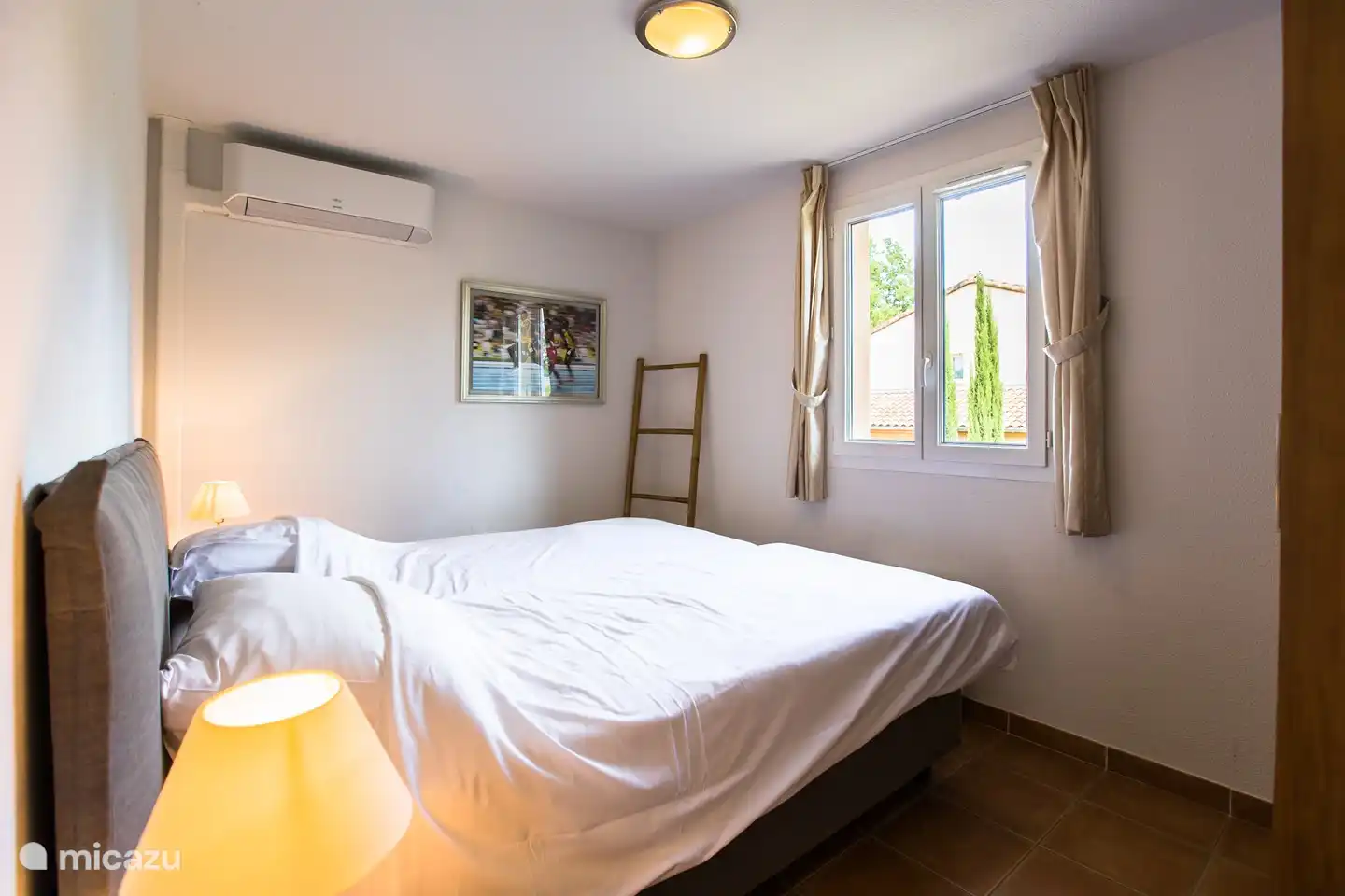 De tweede slaapkamer van de verdieping. Ook de tweede slaapkamer heeft een tweepersoonsbed en een kamer met 2 aparte bedden.