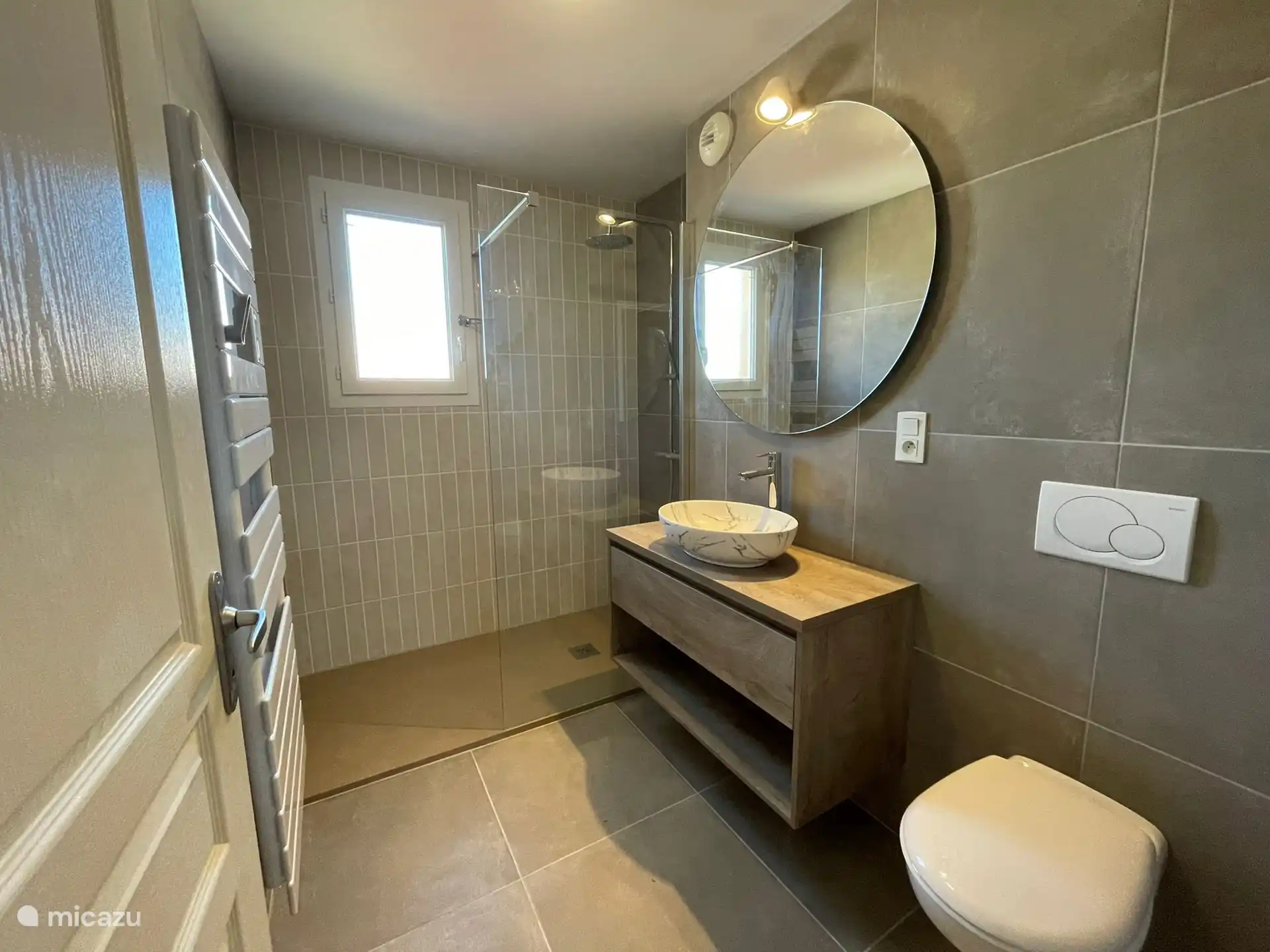 We hebben in 2024 2 compleet nieuwe badkamers (en toilet benedenverdieping) gemaakt. Dit is de badkamer van de verdieping. 
De badkamers zijn mooier maar ook meer praktisch. Allebei met inloop regendouche !