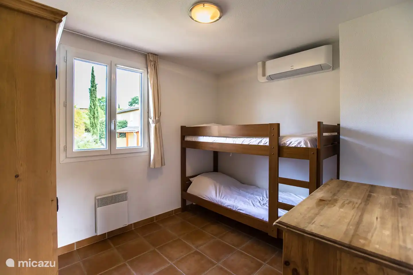 De derde slaapkamer van de verdieping- een stapelbed met name geschikt voor kinderen (maar sterk genoeg voor volwassenen)