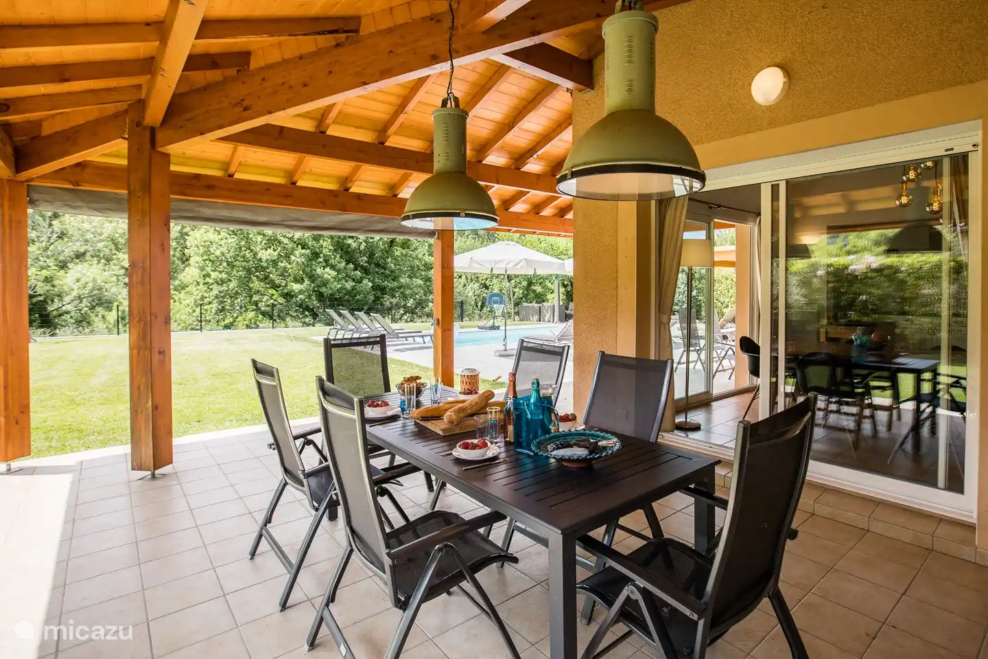 Ons overdekte terras is vergroot zodat u meer ruimte heeft om overdekt te zitten. De tafel van de foto is voor 6 personen - deze is makkelijk uitbreidbaar tot 10 personen. 