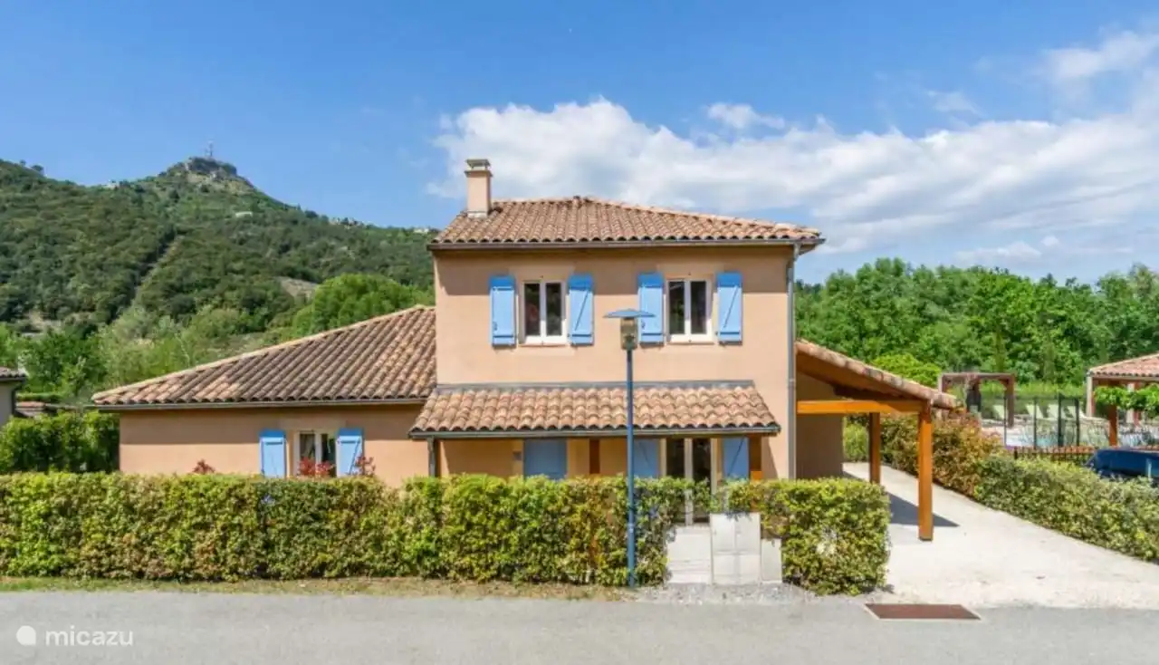 Vooraanzicht van het huis - aan de zijkant parkeerplek voor 3 auto’s. 
.
Alle kamers hebben van die gezellige franse luikjes - die zorgen voor een heerlijk koel huis in de franse zomers,