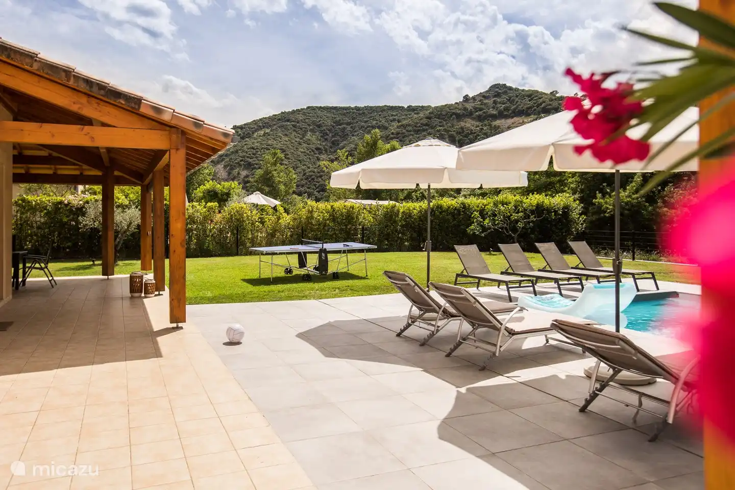 Het terras loopt door van het zwembad tot en met de lounge set onder de pergola. U kunt altijd schaduw vinden ook op de soms hete zomerdagen.