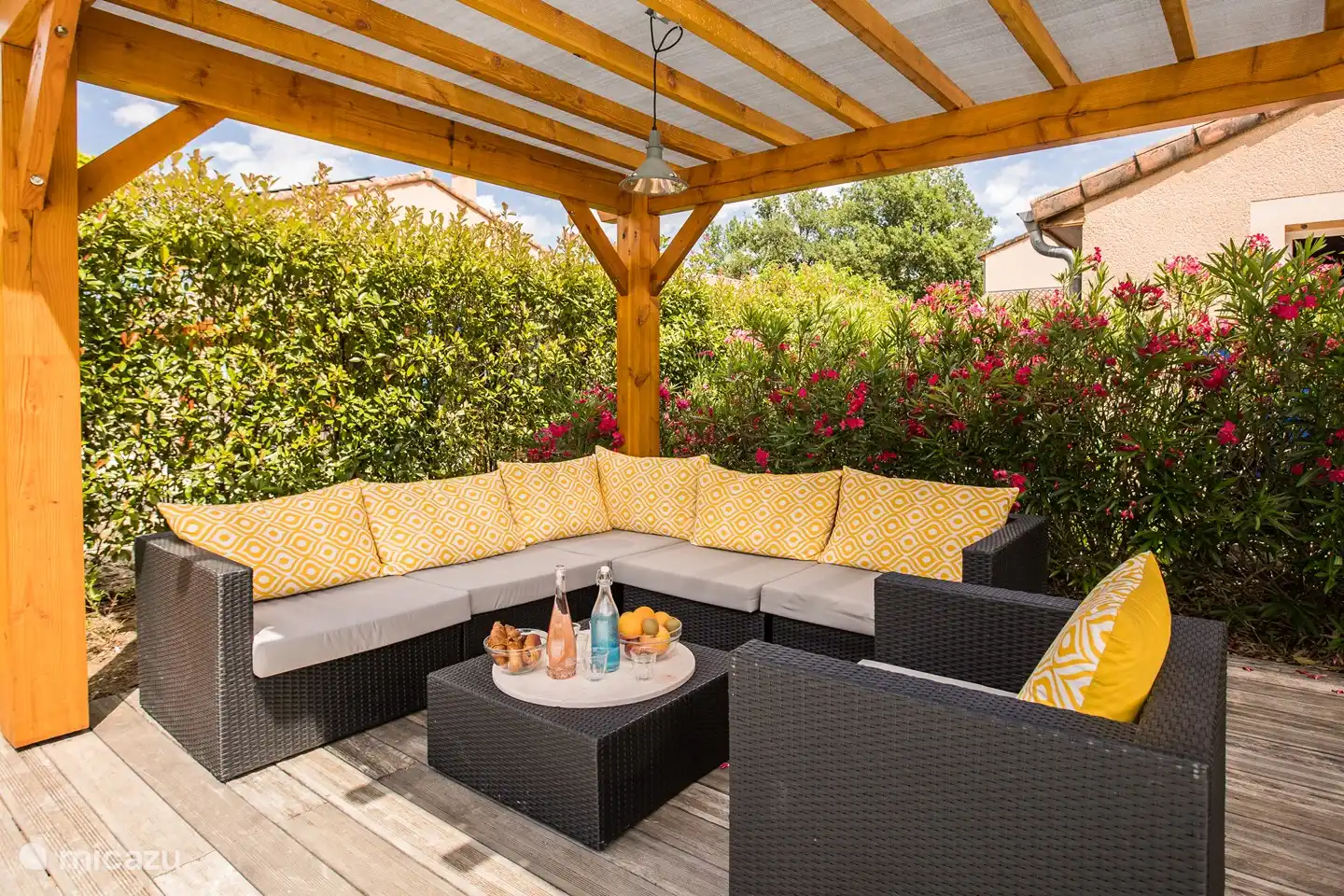 De heerlijke lounge set onder de pergola- kunt u lekker zitten met direct zicht op het zwembad.