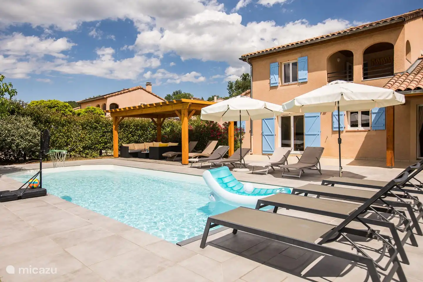 U zult zien dat het fijn is dat u zelf kunt beslissen of u in de schaduw kunt zitten of juist niet. Het zwembad heeft een electrische bedienbare cover - zodat u 's avonds of als u kleine kinderen bij u heeft het zwembar kunt afsluiten. 