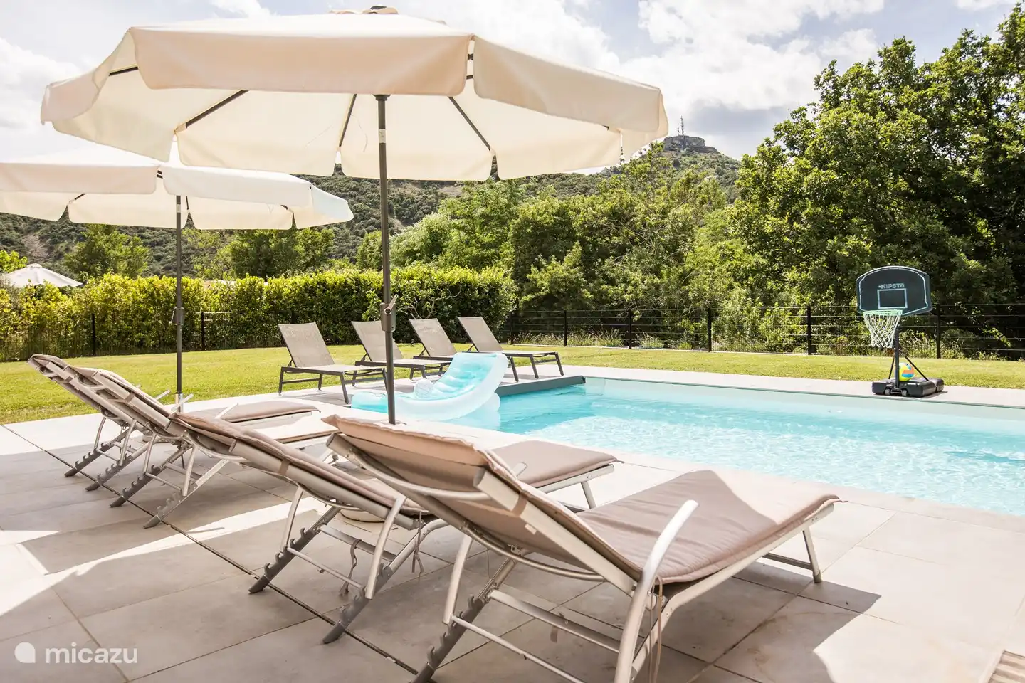 We hebben totaal 10 zonnebedden - met een aantal parasols staan