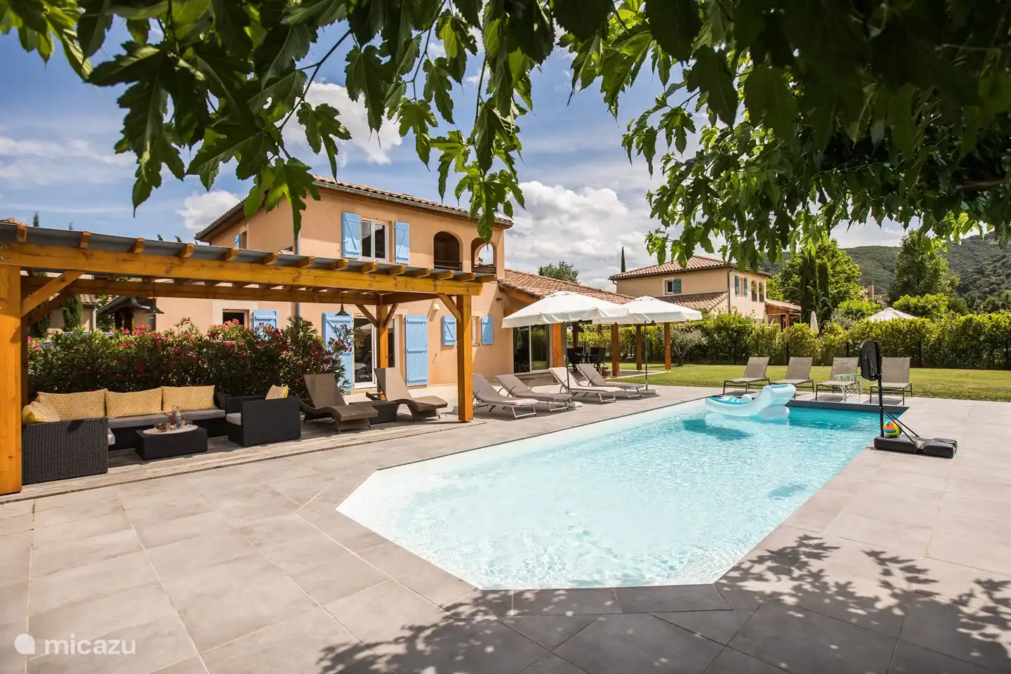 Vanuit het moerbeiern terras (het bomen terras) is dit uw zicht op het huis maar ook naar de andere kant alleen maar groen met zicht op het dorpje Sampzon. Het huis ligt aan de rand van het park dus we hebben geen andere huizen waar u op uitkijkt. 