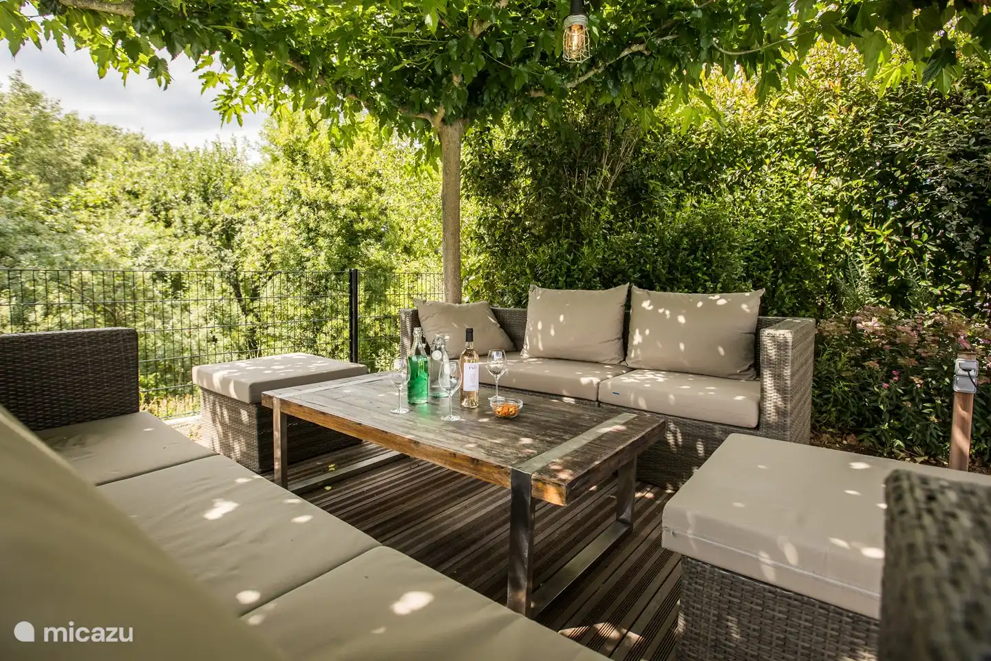 De loungeset onder de moerbeien. In de warme zomerdagen uw koelste plek. Ook heerlijk in de avond!