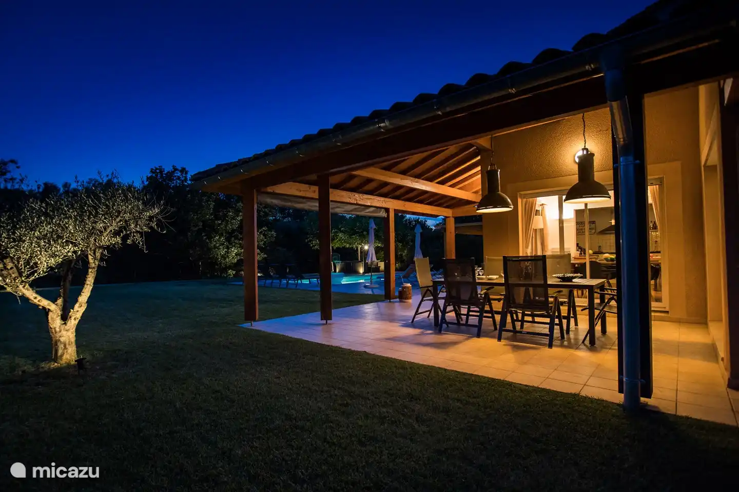 Het vergrote terras direct aan het huis. Er staat nu een tafel met 6 stoelen- makkelijk uitbreidbaar tot een 10 persoons tafel. Heerlijke plek met lekkere stoelen.