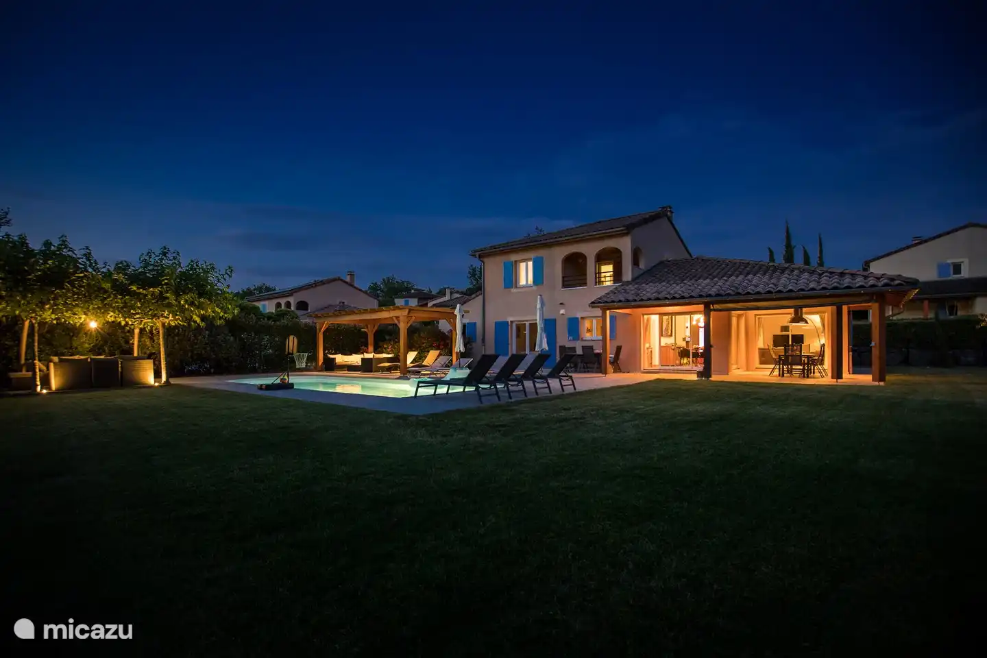 De tuinverlichting is heel mooi in de avond. De zitjes, en een paar bomen worden allemaal aangelicht. Ook het zwembad is mooi verlicht.