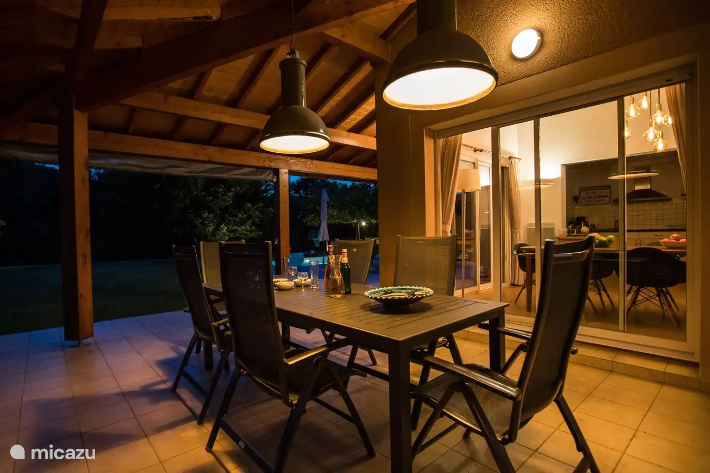 Ons overdekte terras in de avond. Heerlijk!