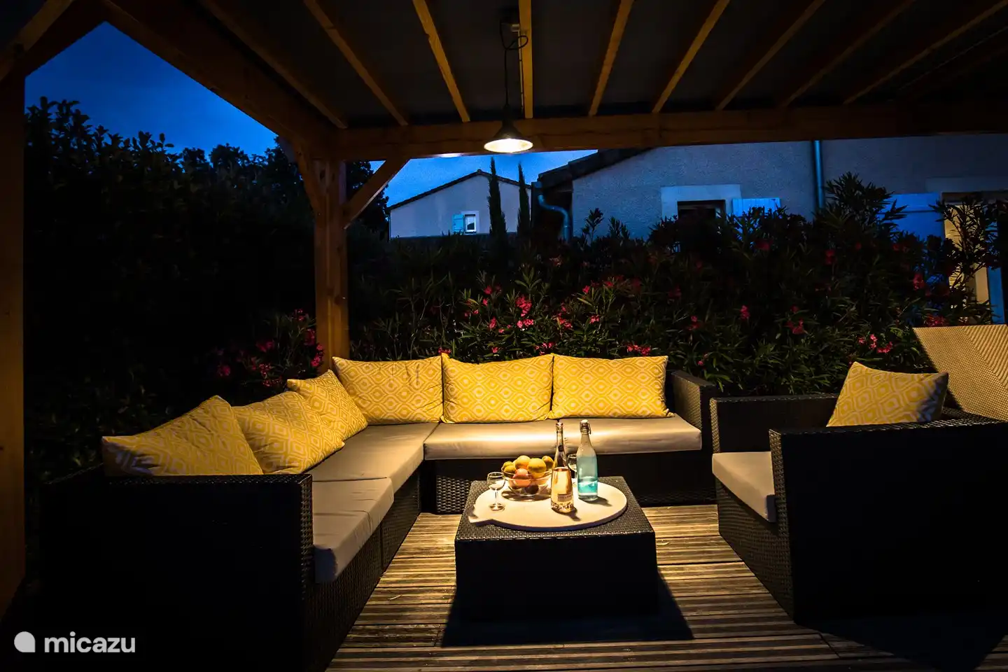 Het zitje onder de pergola.