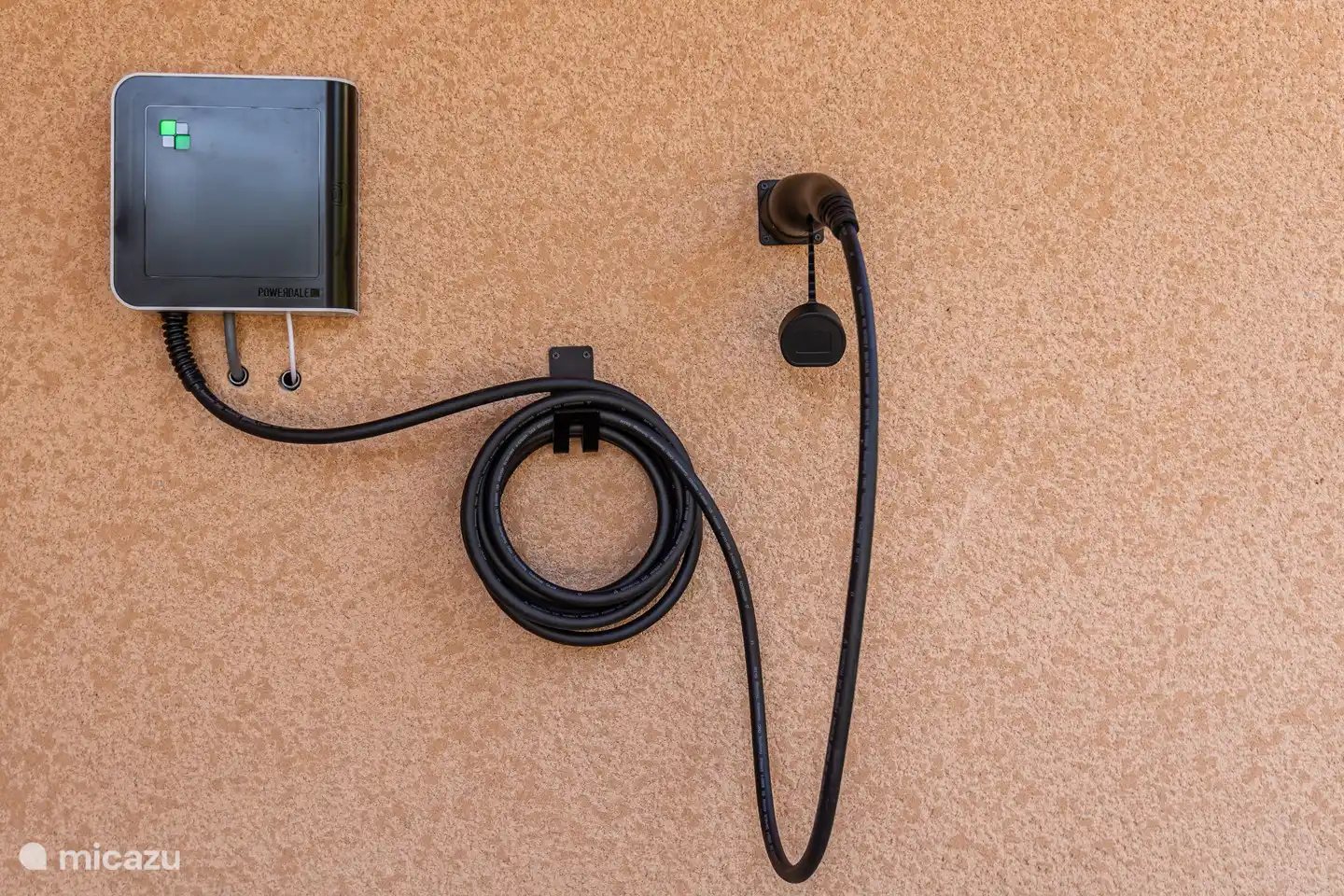 Voor het opladen van uw electrische auto is er een oplaadpunt onder de carport! 