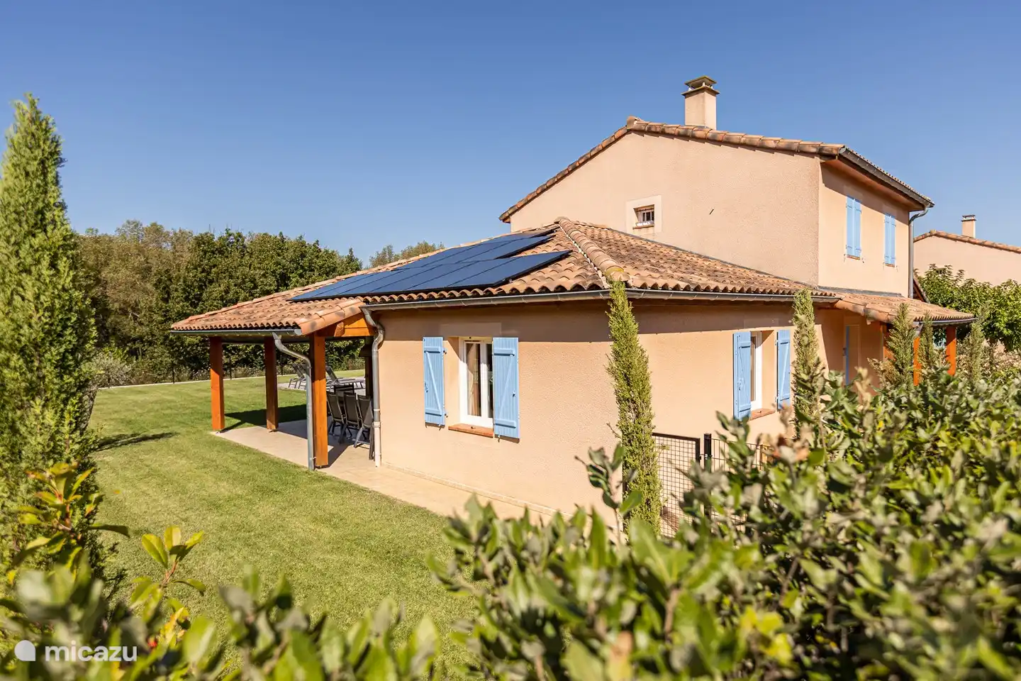 In het najaar 2021 zijn er zonnepanelen geplaatst. Door de vele zonuren is de villa volledig zelfvoorzienend in energie!