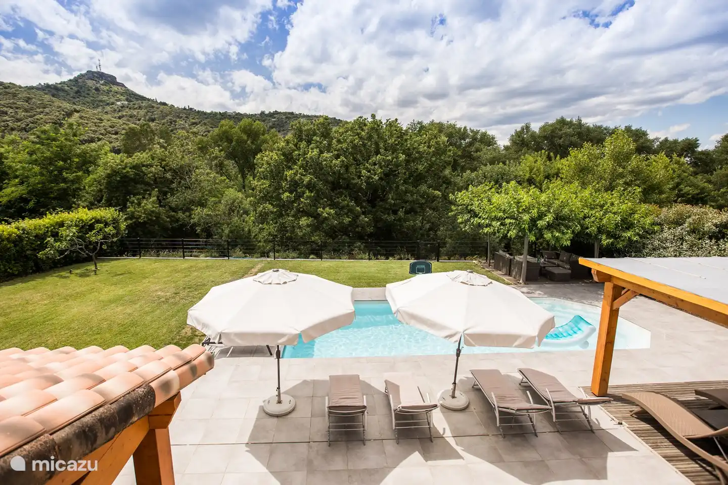De grote achtertuin van ons huis - we hebben een groot (1500 m2) grasveld met een groot terras met 10 ligbedden- in de schaduw en in de zon, u mag zelf kiezen! Het zwembad meet zo'n 10 meter bij 4 meter en heeft een diep en een ondiep gedeelte.
