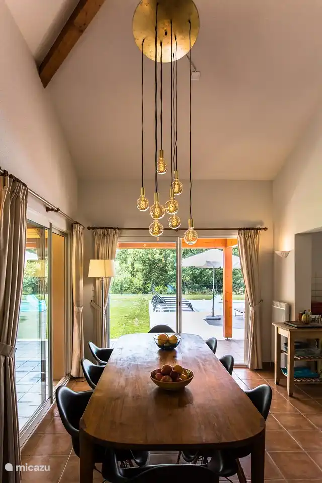 Zowel buiten alsook binnen staat een grote eettafel met voldoende stoelen. U kunt kiezen waar u gaat eten. De buitentafel staat onder het gezellige vergrote afdak, soms verplaatsen we de tafel wel eens naar het gazon als we lekker in de zon willen eten. Buiten hebben we ook een fijne BBQ staan.